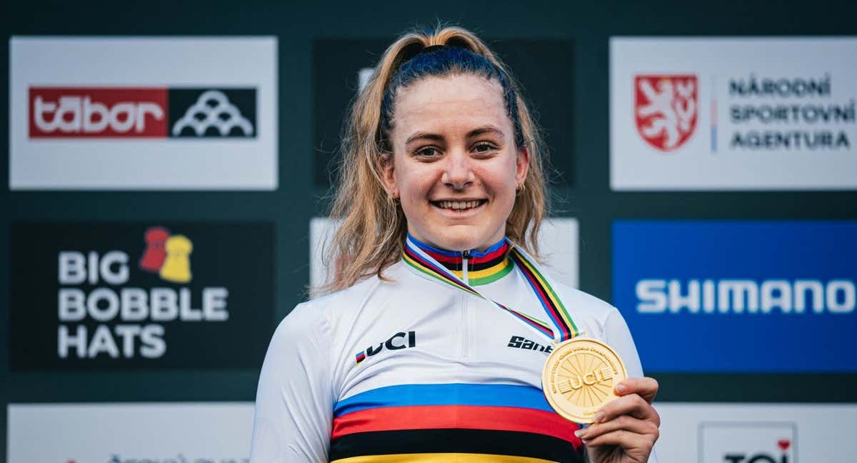 La británica Zoe Bäckstedt, recibiendo el título de campeona del mundo sub23 de ciclocross.