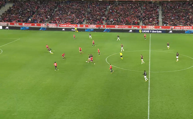 El rival filtra el balón al espacio.  WYSCOUT