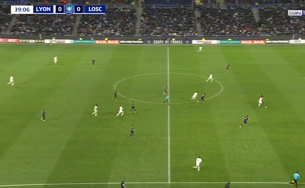 Situación límite en la que Yoro, en vez de aguantar la carrera, mete la pierna, fallando en el intento que termina en gol del Lyon.  WYSCOUT
