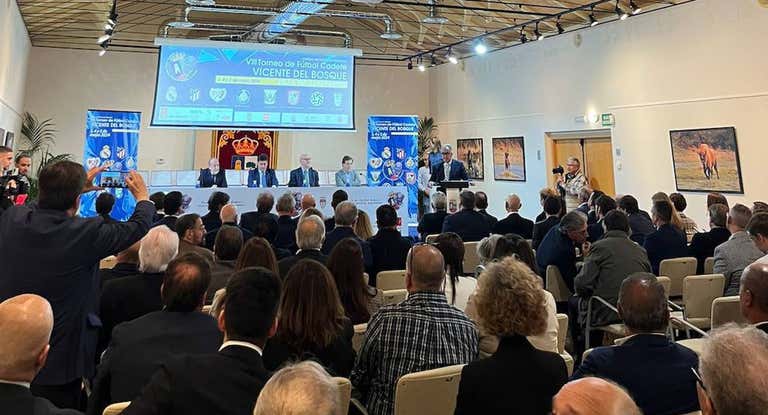 El auditorio de Alalpardo se quedó pequeño para acoger la presentación del VIII Torneo de Fútbol Vicente del Bosque.