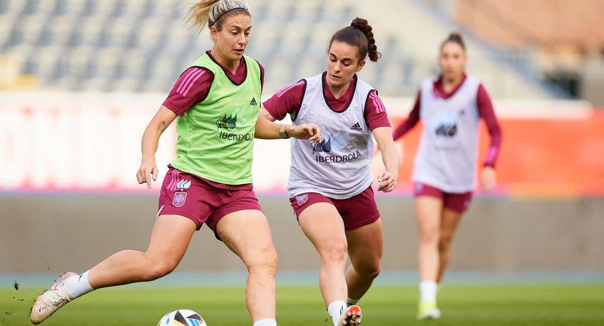 Alexia Putellas y Teresa Abelleira, jugadoras del Barça y del Real Madrid, durante un entrenamiento de la Selección en Bélgica. /RFEF