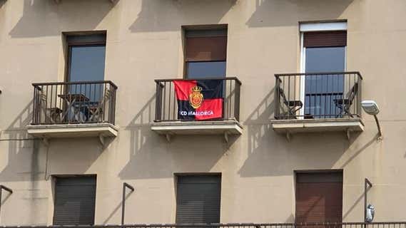 Imagen de este viernes, de un balcón de San Sebastián con la bandera del Mallorca. /