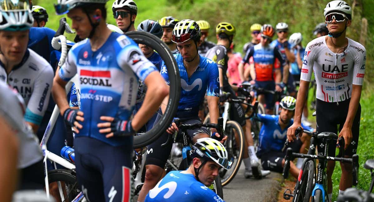 Gonzalo Serrano, del Movistar, tirado en el suelo tras la caída de este jueves en la Itzulia.