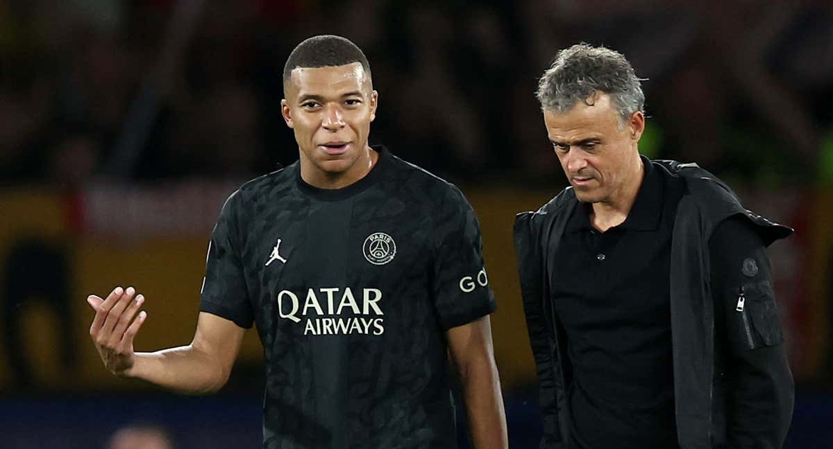 Luis Enrique y Mbappé charlan al final del partido de Dortmund./AFP