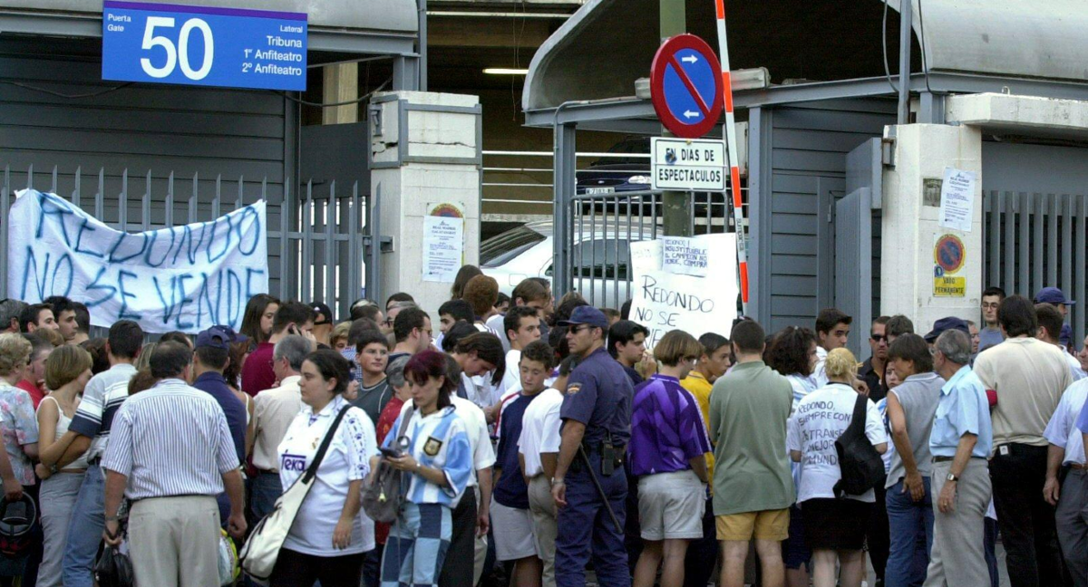 Aficionados del Madrid se manifiestan en la puerta del Bernabéu pidiendo que Redondo se quedase en el Madrid. /ABC