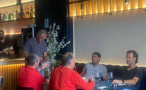 Rafa Nadal, junto a Carlos Moya y su tío Miguel Ángel Moyá.  SAMUEL SILVA