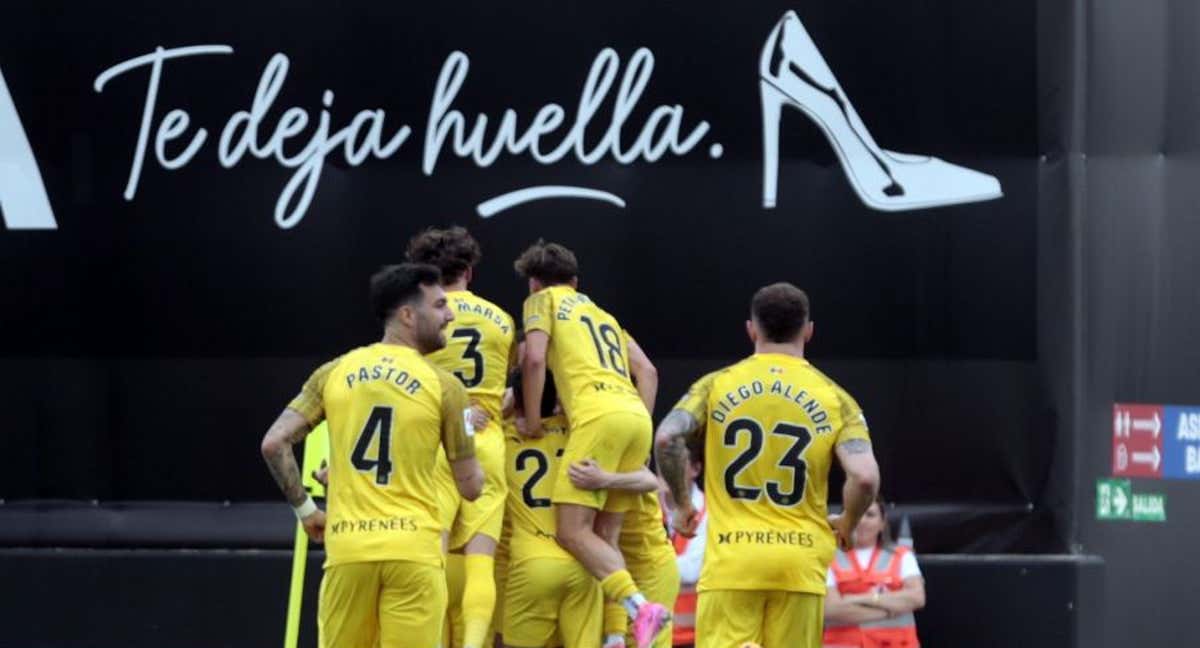 El Andorra celebra su victoria.