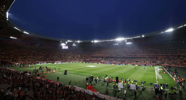 Pitos, «¡Goazen, Athletic!» para tapar el himno y banderas de España