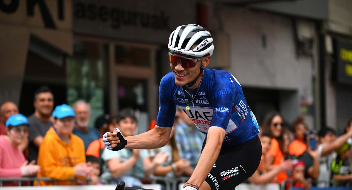 Juan Ayuso celebra la victoria en la Itzulia 2024 en la meta de Eibar./GETTY