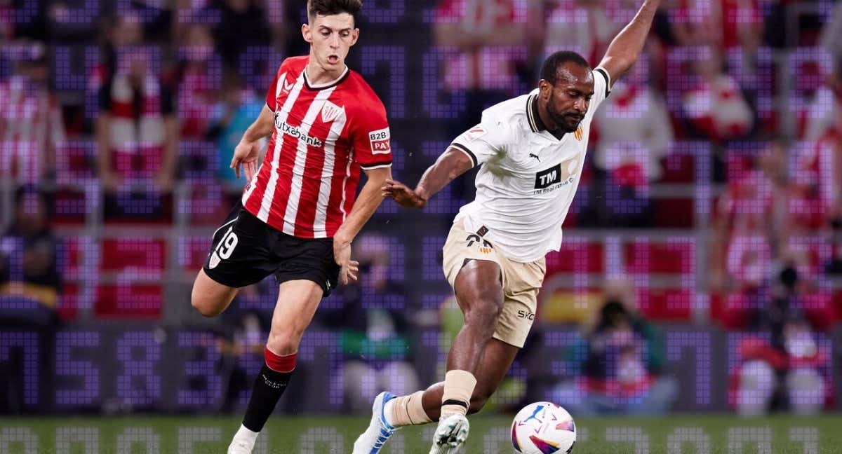 Imanol y Foulquier se disputan el balón en el Athletic - Valencia de LaLiga./RELEVO/FOTO: AFP