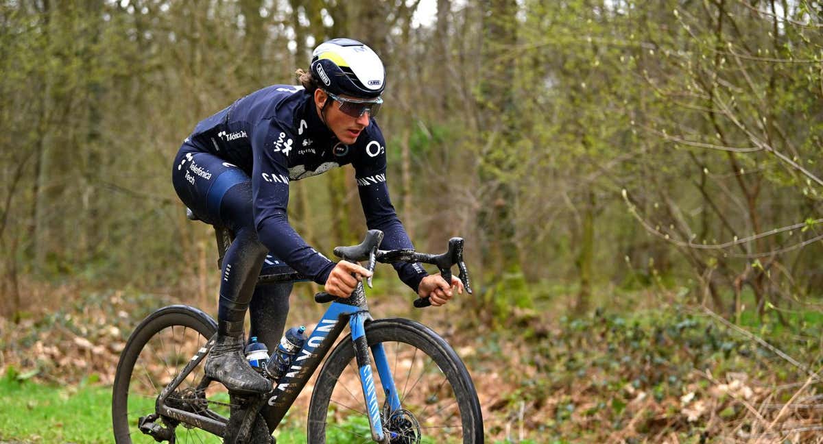 Iván García Cortina, reconociendo el recorrido de París-Roubaix este viernes.