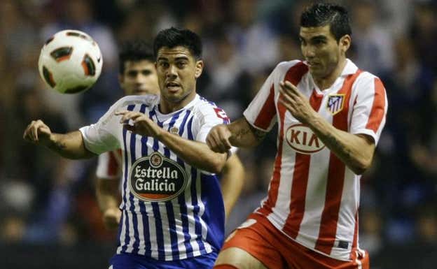 Aythami Artiles pelea por un balón con Reyes. REUTERS