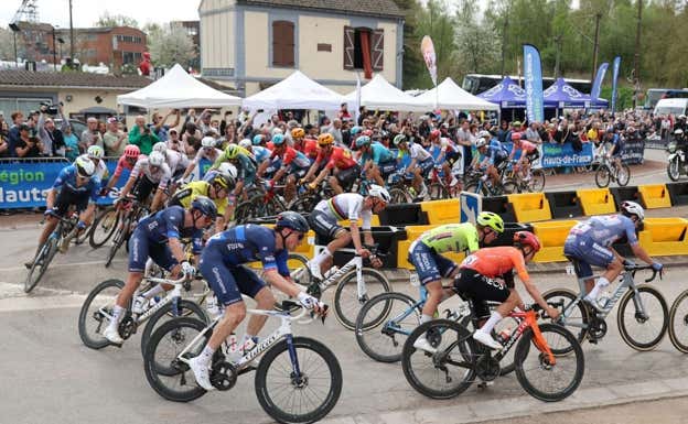El grupo de cabeza toma la novedosa chicane previa al bosque de Arenberg. EFE