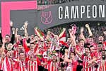 Lo que esconde el gesto de Iker Muniain con Óscar de Marcos al levantar la Copa