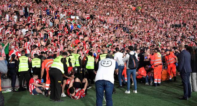 Y entre tanta euforia en la Copa… la valla de La Cartuja de nuevo al borde de la desgracia