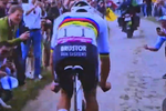 El odio a Van der Poel no cesa: una aficionada intentó tirarle en la París-Roubaix