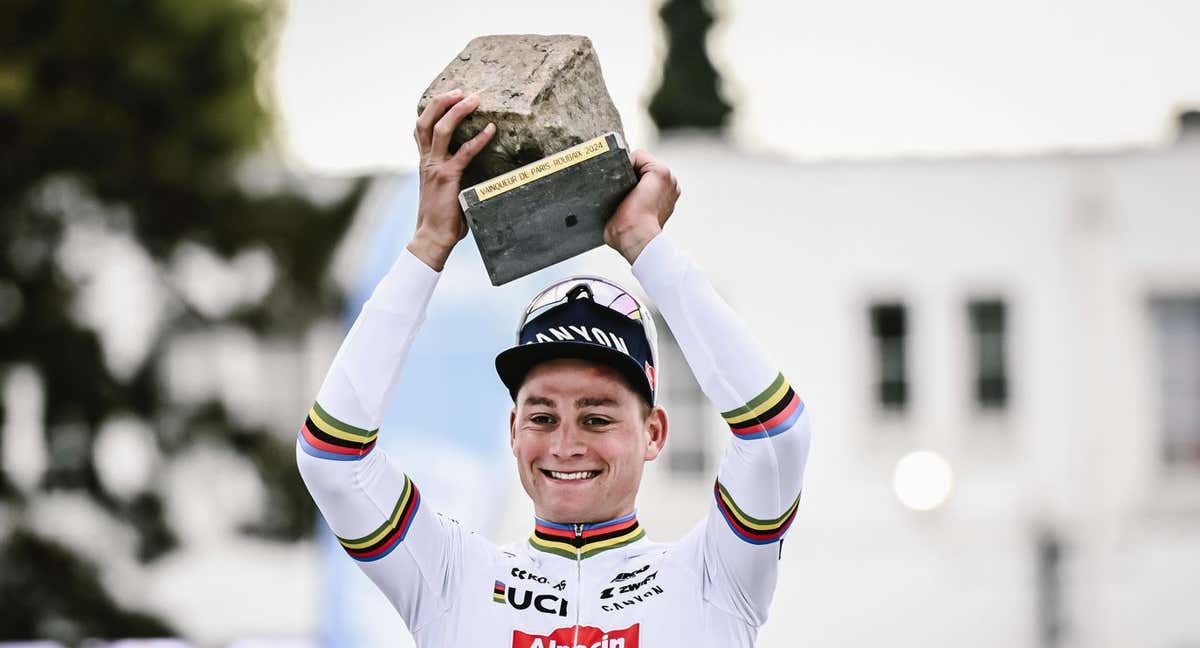 Mathieu Van der Poel alza el adoquín como ganador de la París-Roubaix 2024.