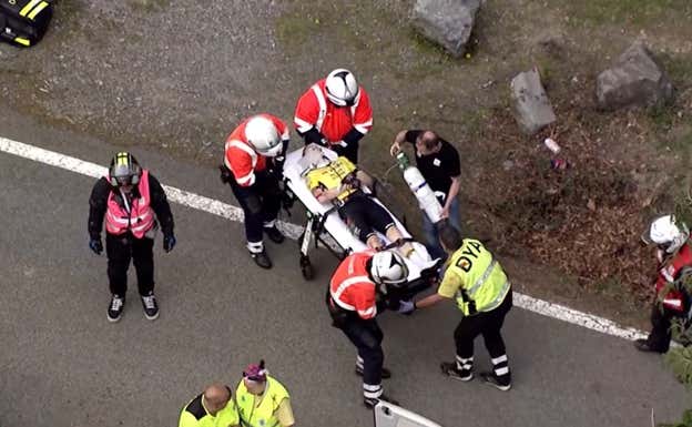 Jonas Vingegaard es atendido tras la caída en la Vuelta al País Vasco. Eurosport