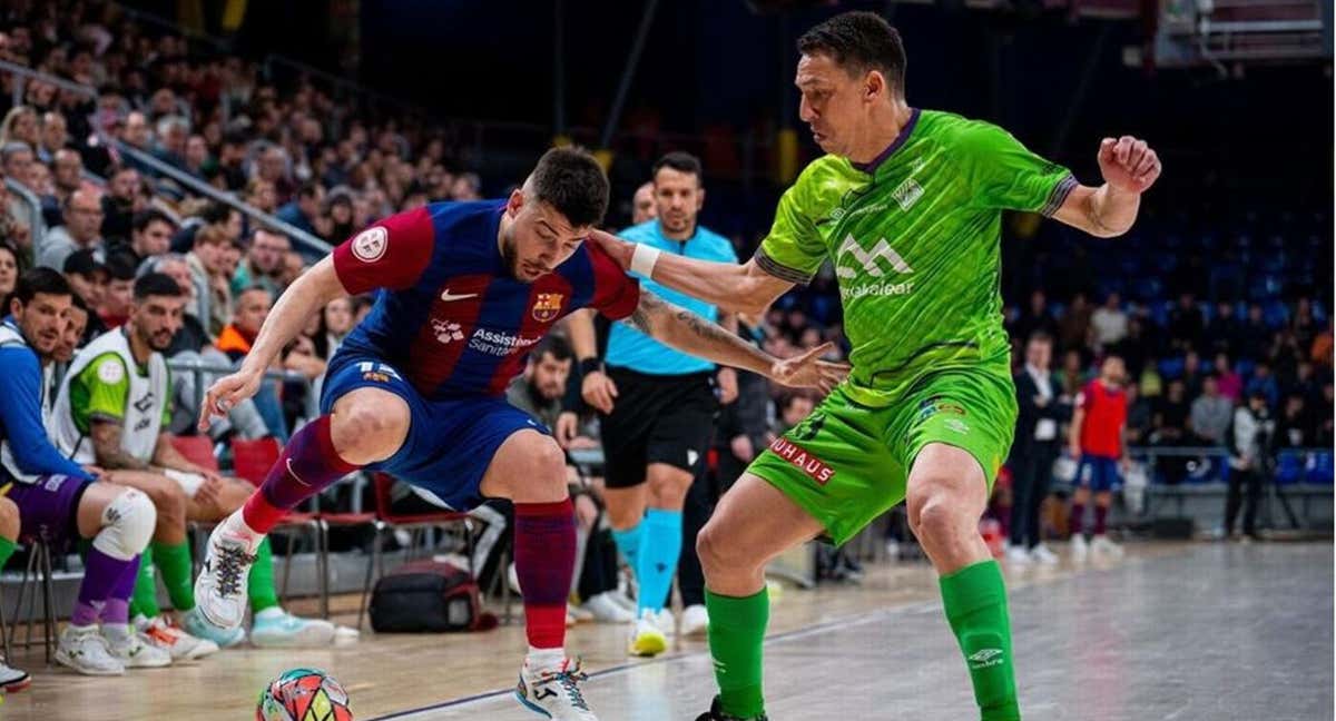 Catela y Rómulo en plena disputa en el Palau en un partido entre el Barça y el Mallorca Palma Futsal. /FCBSALA