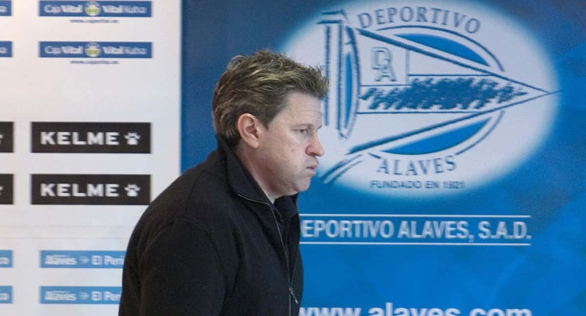 Dmitry Piterman tras una rueda de prensa en su etapa como presidente del Alavés./Efe