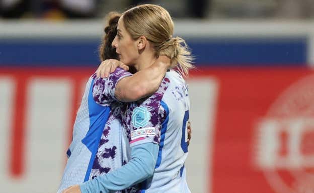 Esther abrazando a Teresa Abelleira.  RFEF