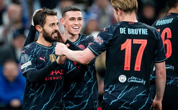 Bernardo Silva, Foden y De Bruyne, en un partido del City.  GETTY