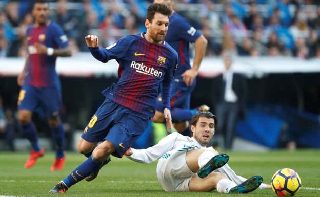 Kovacic le roba un balón a Messi en un Clásico.  REUTERS