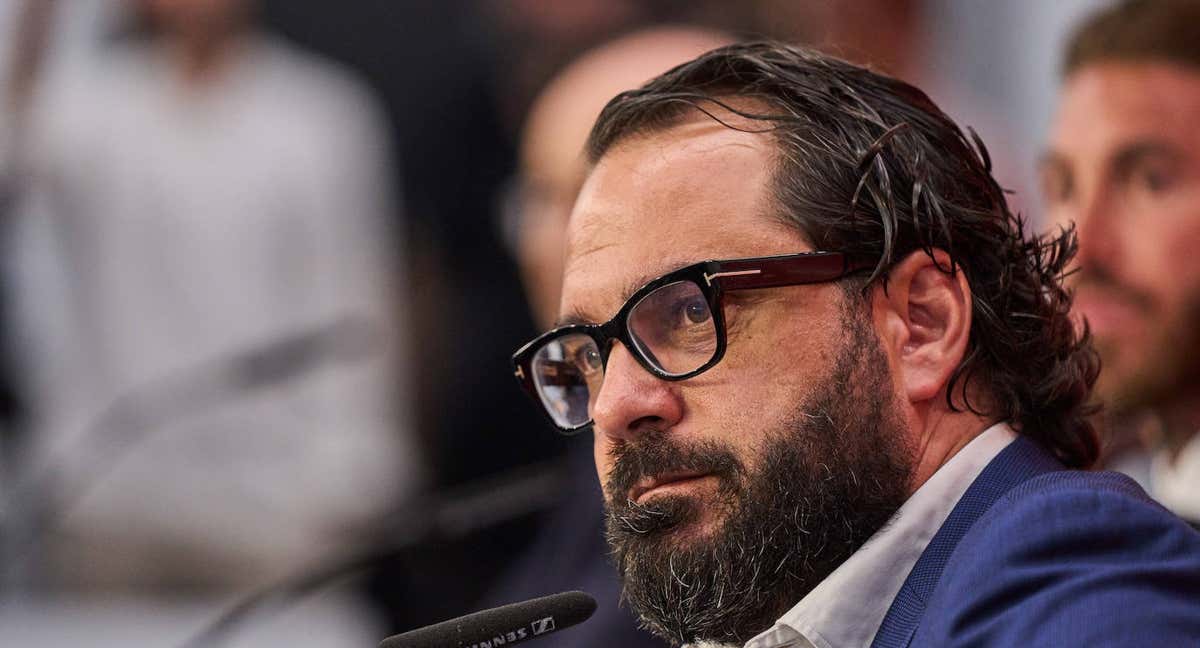 El director deportivo del Sevilla, Víctor Orta, durante una rueda de prensa./ABC