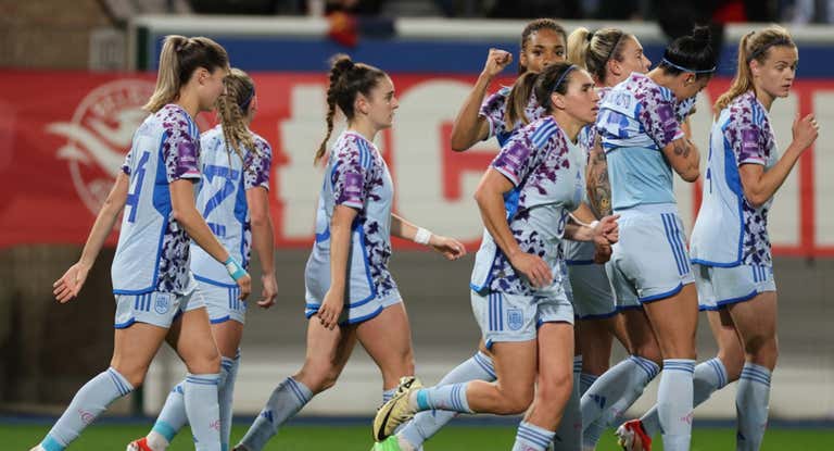Salma Paralluelo celebrando un gol.