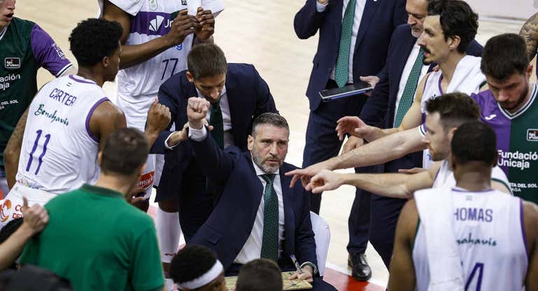 Ibon Navarro da indicaciones a los jugadores de Unicaja.