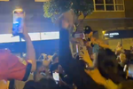 Lo nunca visto: los jugadores del Athletic montan una fiesta por las calles de Bilbao con una charanga… ¡y la afición se les une!