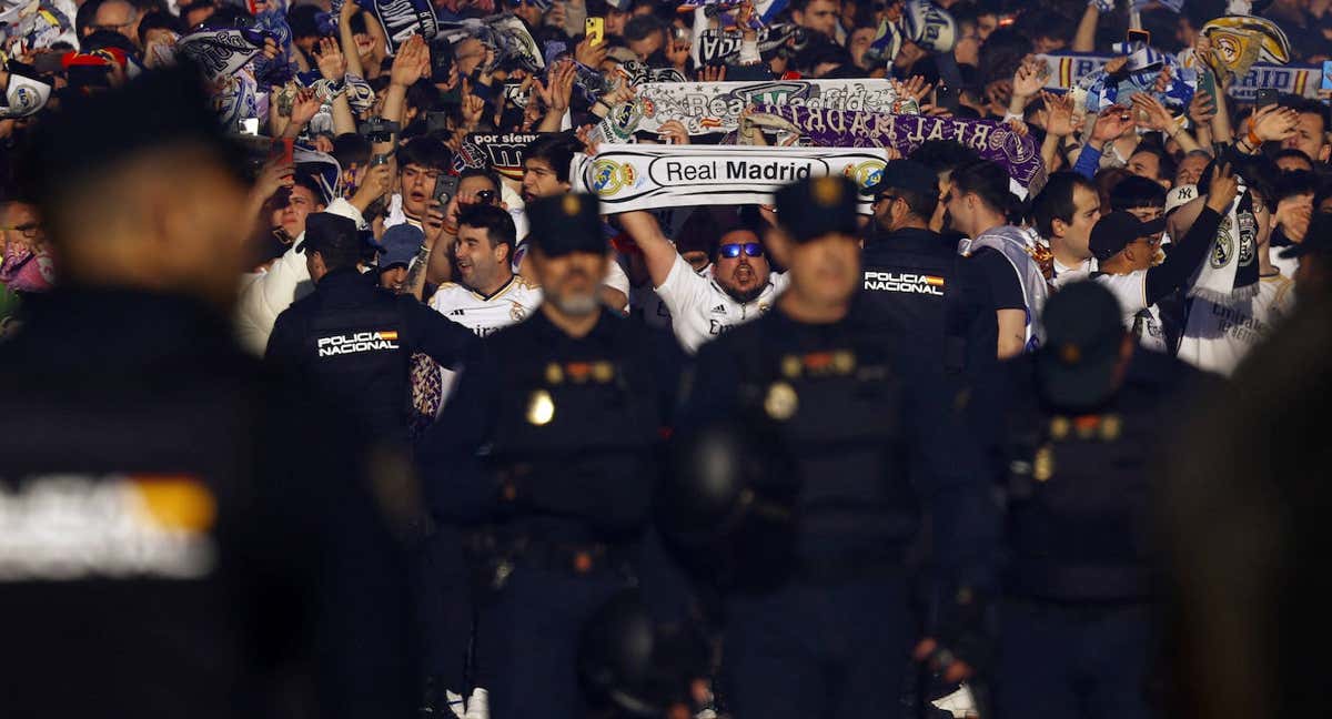 La afición del Real Madrid recibió a su equipo entre fuertes medidas de seguridad.