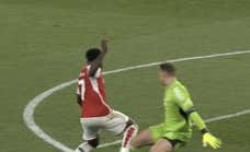 La jugada de la discordia entre Saka y Neuer que revoluciona al Arsenal: “Es penalti claro”