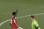 La jugada de la discordia entre Saka y Neuer que revoluciona al Arsenal: «Es penalti claro»