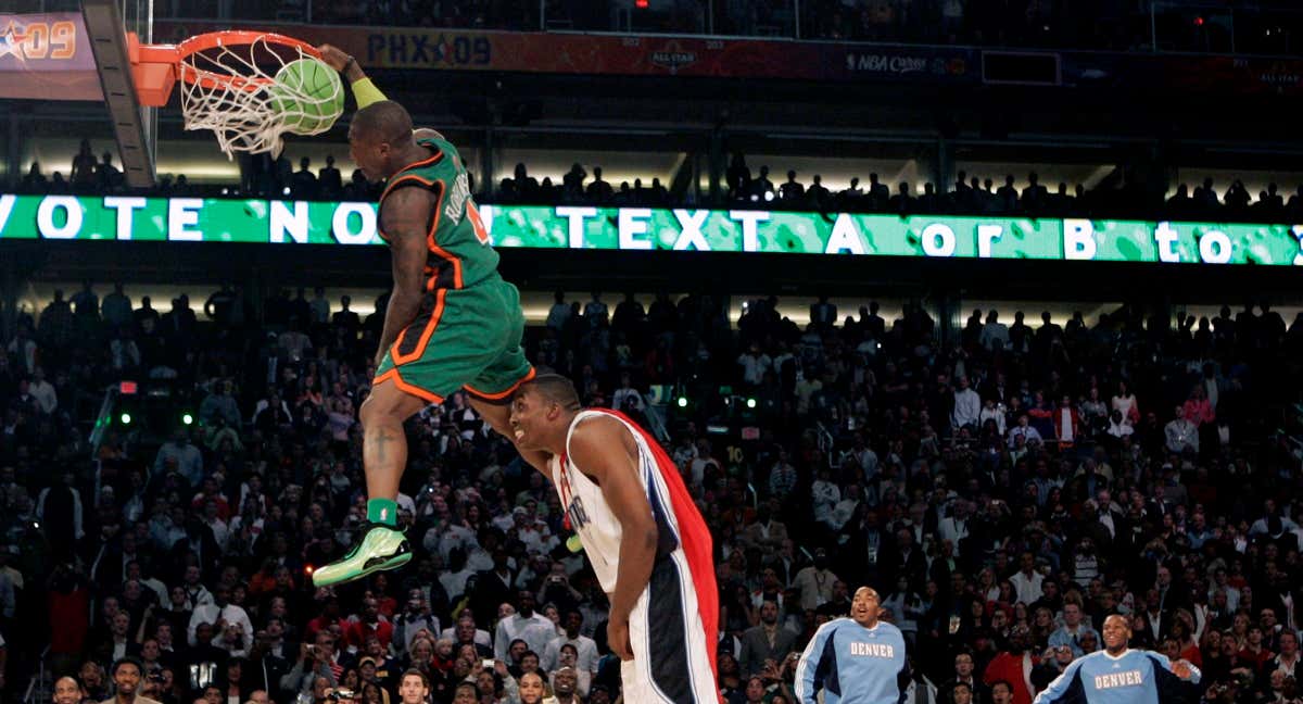 Nate Robinson machaca el aro por encima de Dwight Howard en el concurso de mates de 2009./AP