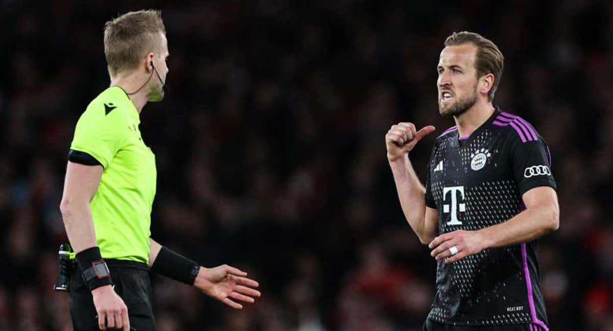 Harry Kane conversa con Glenn Nyberg, árbitro del Arsenal-Bayern./AFP/ADRIAN DENNIS