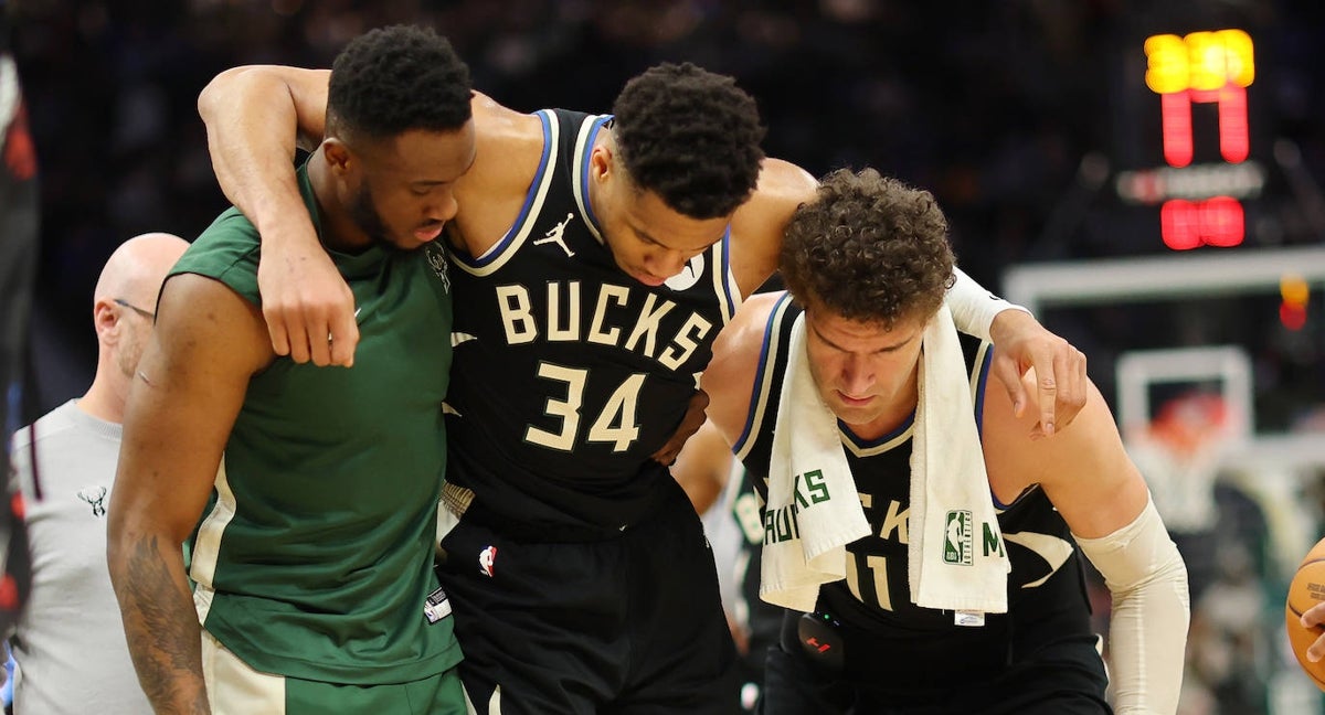 Giannis Antetokounmpo en el suelo tras producirse su lesión.