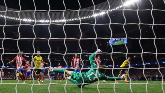 Imagen del moment del gol de Haller, el 2-1 definitivo. /AFP