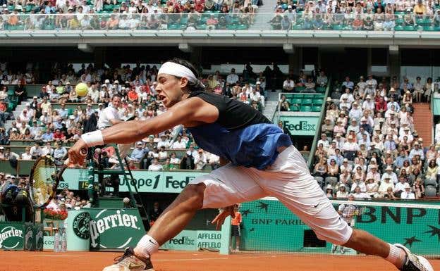 Nadal alcanza una derecha ante Hewitt en Roland Garros 2006.  REUTERS/Benoit Tessier
