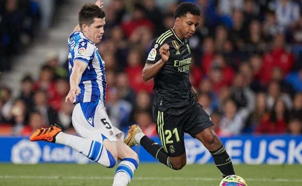 Zubeldia trata de frenar el avance de Rodrygo.  Efe