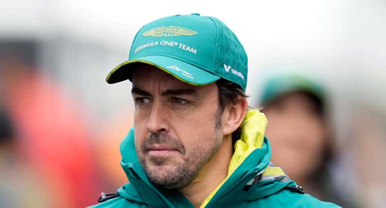 Fernando Alonso, caminando por el paddock.