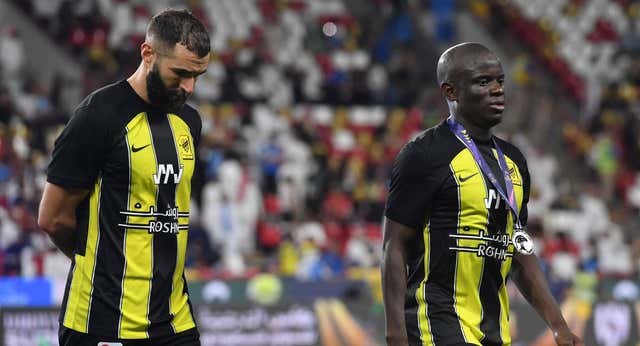 Benzema y Gallardo pierden otro título que termina con incidentes y un latigazo desde la grada