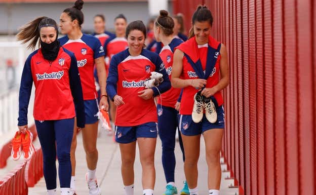 Marta Cardona, Alexia y Sonia Majarín antes de un entrenamiento.  ATLÉTICO DE MADRID