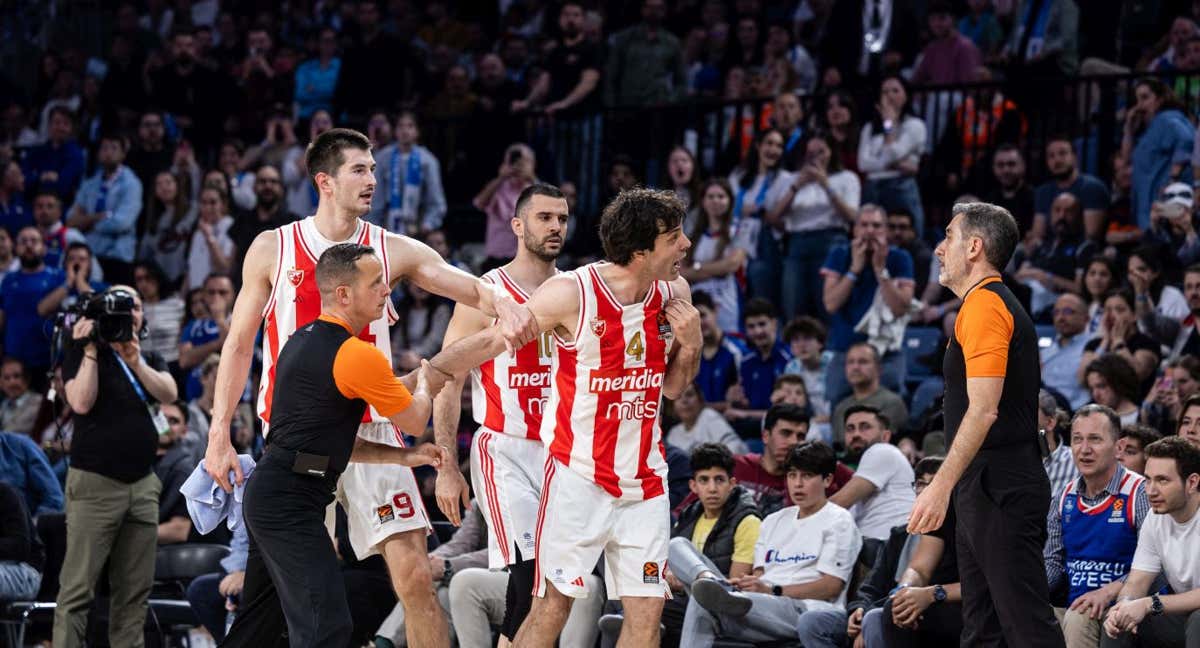 Jugadores de Estrella Roja y uno de los colegiados sujetan a Teodosic mientras le recrimina la técnica al árbitro español. /GETTY IMAGES