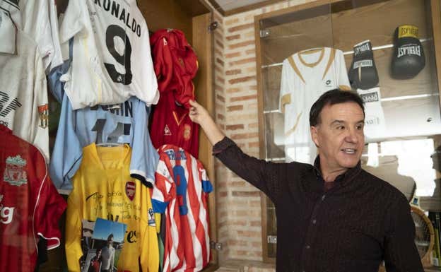 De la Morena, con las camisetas que tiene en su casa.  Salvador Fenoll