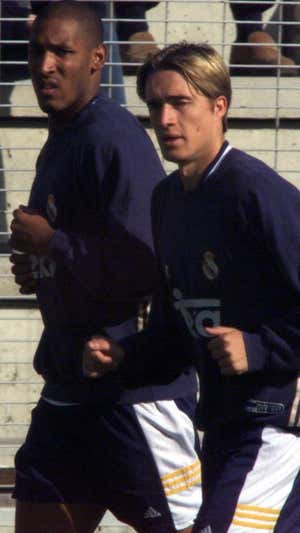 Dorado, en un entrenamiento con Anelka.  MIGUEL BERROCAL