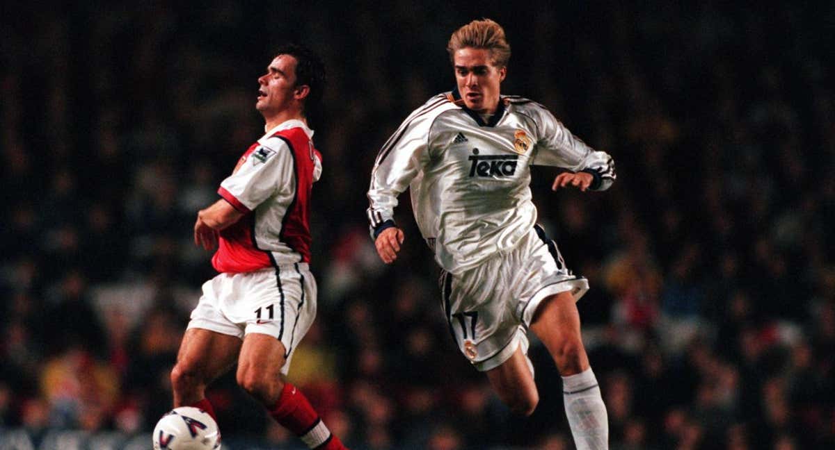 Javier Dorado supera a Overmars en un partido entre el Real Madrid y el Arsenal. /GETTY