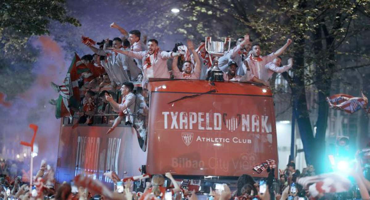 El Athletic Club de Bilbao celebra la victoria en el autobús tras subir la Ría del Nervión en La Gabarra. /EFE