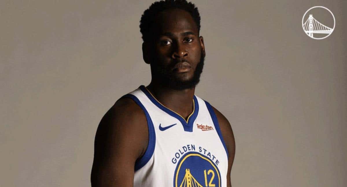 Imagen de Usman Garuba posando con la camiseta de los Warriors./RELEVO