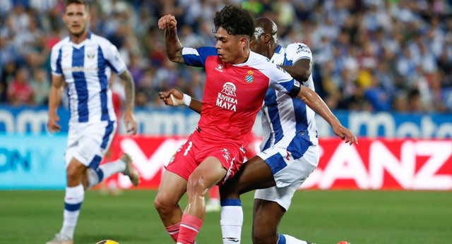 Un polémico penalti cometido por el portero del Leganés anulado por el VAR aprieta aún más la Segunda División